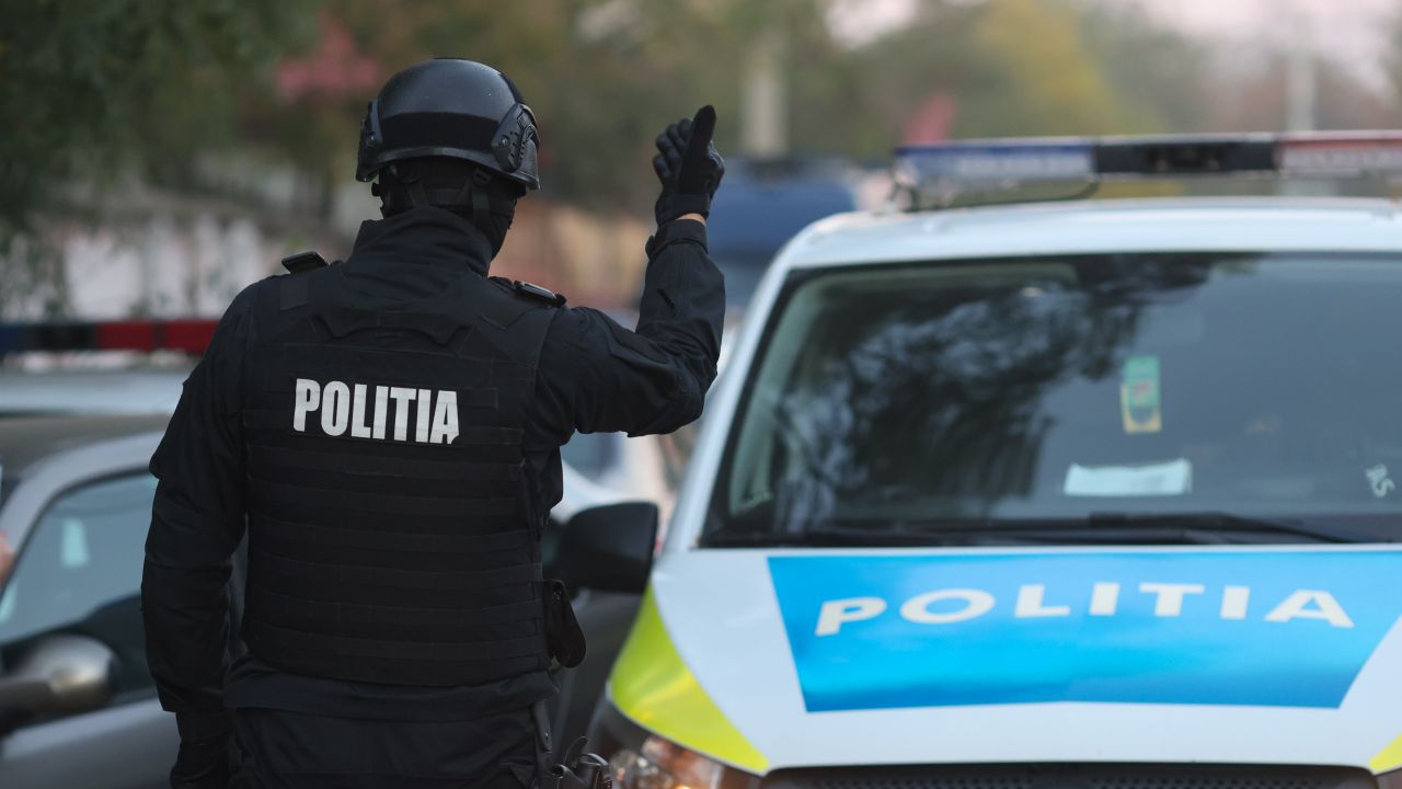 Percheziții în România, într-un dosar de piraterie online. Programe TV cu acces restricționat, distribuite ilegal