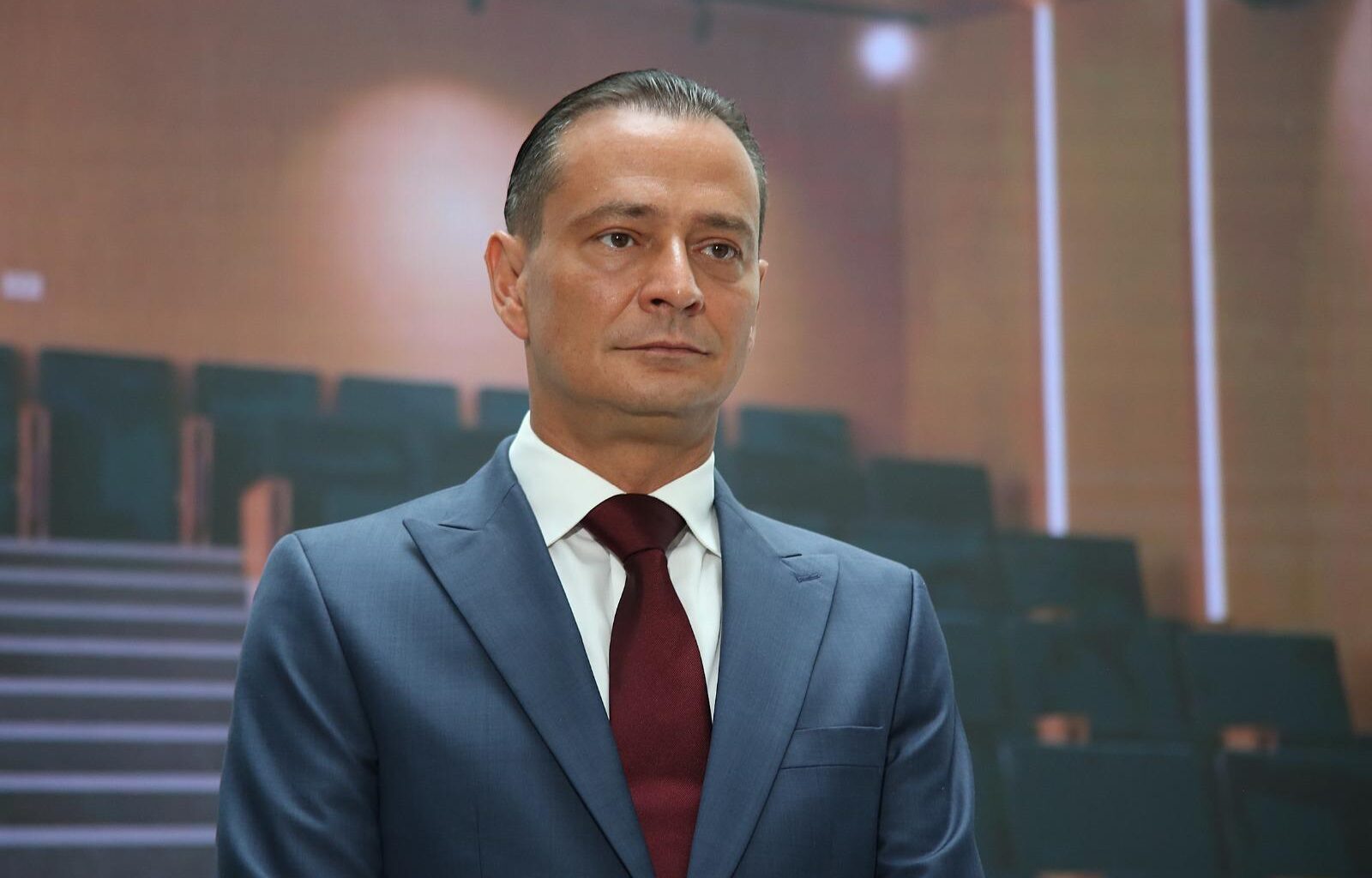 Daniel Băluță îl critică pe Bolojan: „Știe un singur lucru, să taie. Ajungem ca în Moromeții. Oamenii se ascundeau de Jupuitu, care venea să încaseze «fonciirea»”