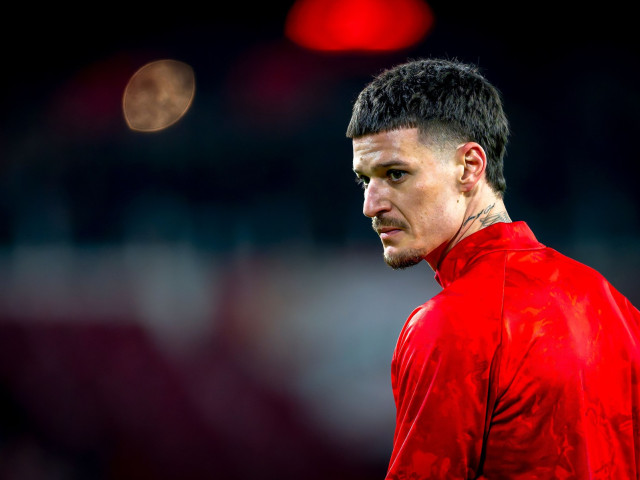 Lovitură: Dennis Man, OUT!