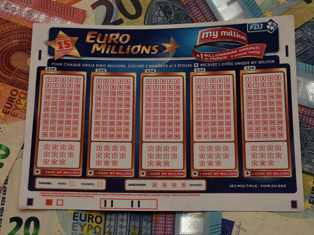 Au pus câte 5 euro și au devenit milionari. 21 de prieteni din Belgia au câștigat jackpotul de 123 de milioane la EuroMillions