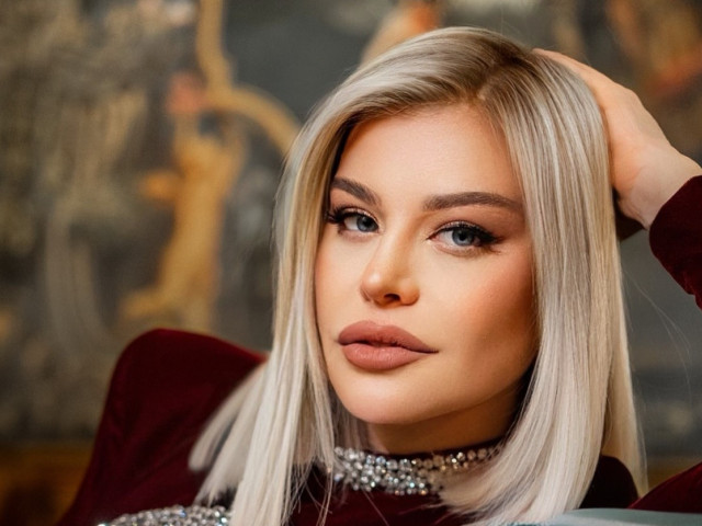 Loredana Groza, apariție senzuală și sofisticată la o gală din Londra. Ținuta cu decolteu atipic și generos a atras toate privirile