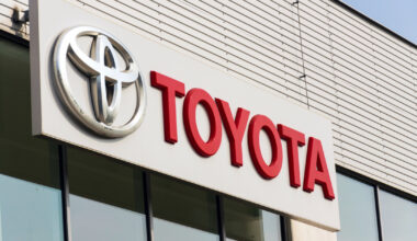 Toyota recheamă peste 161.000 de vehicule din cauza defecțiunilor la camera video pentru marșarier