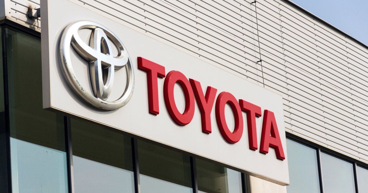 Toyota recheamă peste 161.000 de vehicule din cauza defecțiunilor la camera video pentru marșarier