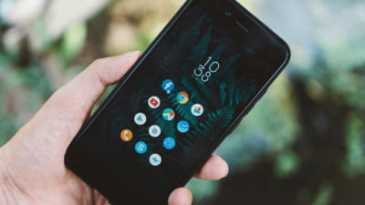 Telefonul tău poate rezista ani buni. Ce fac utilizatorii care nu îl schimbă în fiecare an