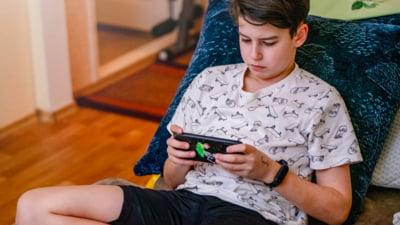Un copil de 9 ani a ajuns la spital cu arsuri grave în urma unui trend de pe rețelele sociale. „Și-a dat seama că ceva era grav”