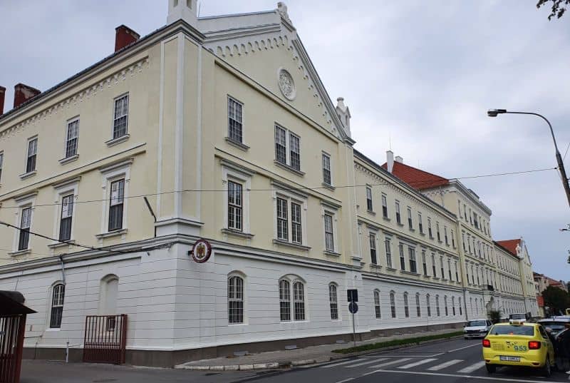 Medic de la Spitalul Militar Sibiu, prins în flagrant în timp ce primea mită pentru o operație