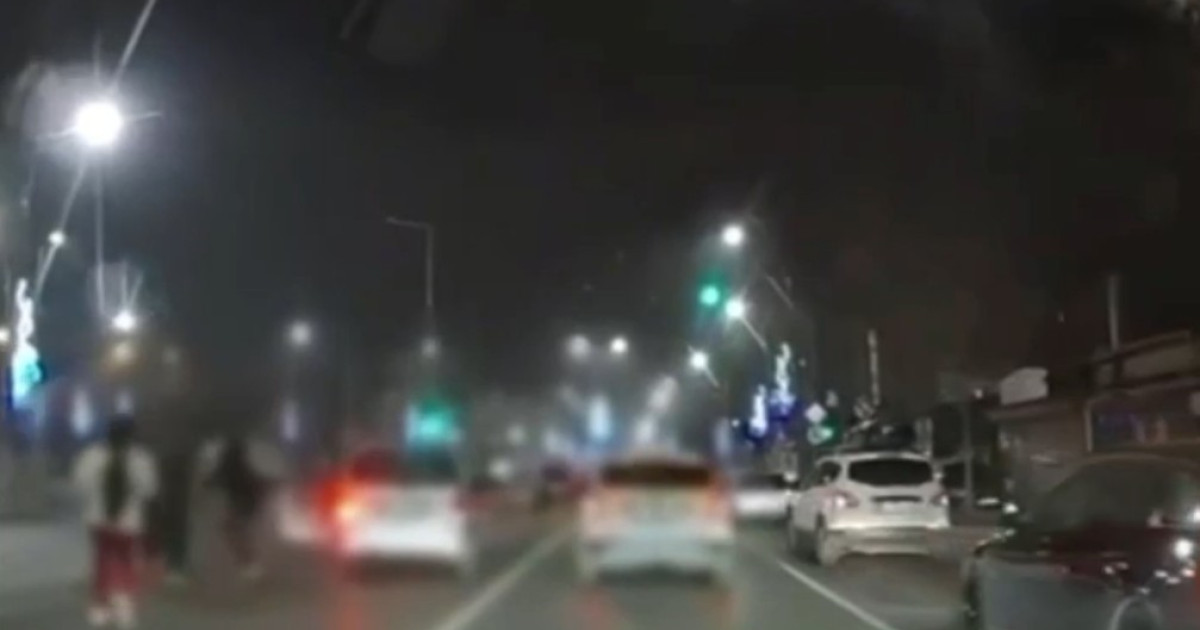 Bătaie în traficul din București, iscată de neacordarea priorității: Un tată și fiul lui de 14 ani au tăbărât pe un șofer