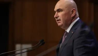 Bolojan, anunț surpriză despre ajutorul de 1.000 lei la pensie propus de PSD. „Trebuie să găsim bani” • Newsweek România