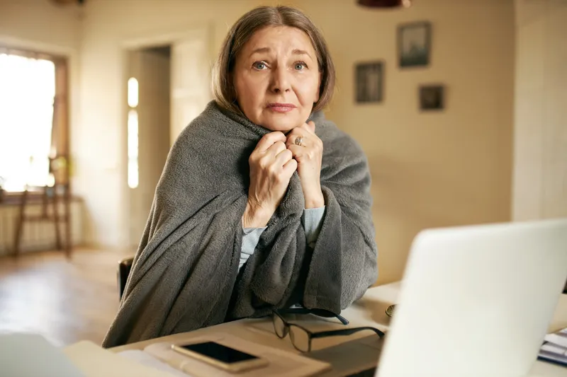 Pensionară la pensie în casă - Foto: Freepik