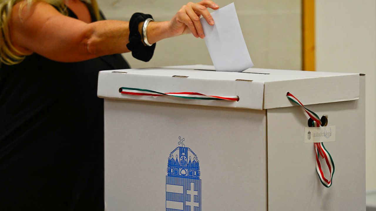 Propunere neașteptată la Budapesta. Maghiarii cu dublă cetățenie din România riscă să nu mai poată vota în Ungaria