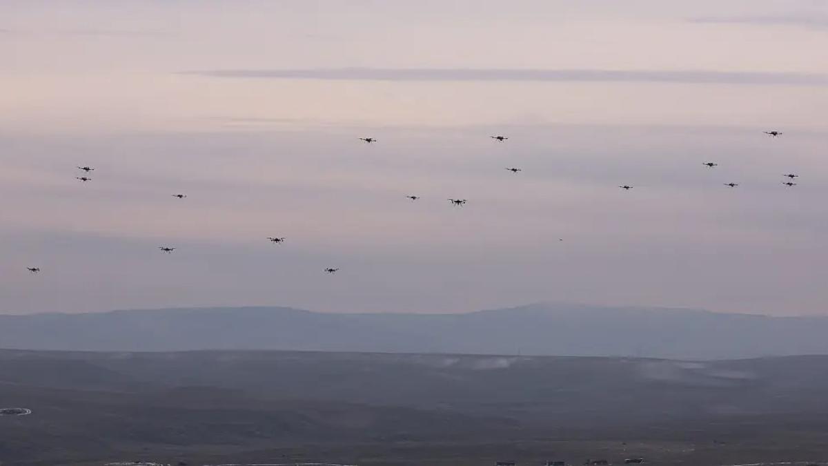 Așa arată „plaga lăcustelor” în războiul viitorului: Un roi de drone Kargu a lovit în premieră ținta după ce UAV-urile s-au „separat” autonom (VIDEO)