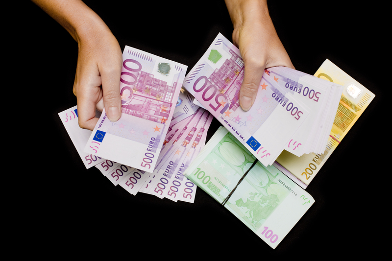 O firmă de curățenie din Brașov s-a transformat în companie de consultanță pentru fonduri UE și a luat peste 1 milion EUR de la sute de antreprenori români. Pe listă apar patroni de cazinouri și oameni de afaceri cu experiență