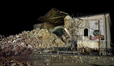 Turla unei biserici vechi de 500 de ani s-a prăbușit în Sălaj. O polițistă a fost rănită, iar circulația a fost blocată