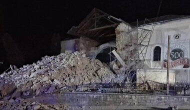 Tragedie evitată la Cehu Silvaniei, după ce turnul unei biserici vechi de cinci secole s-a prăbuşit. O polițistă a fost rănită