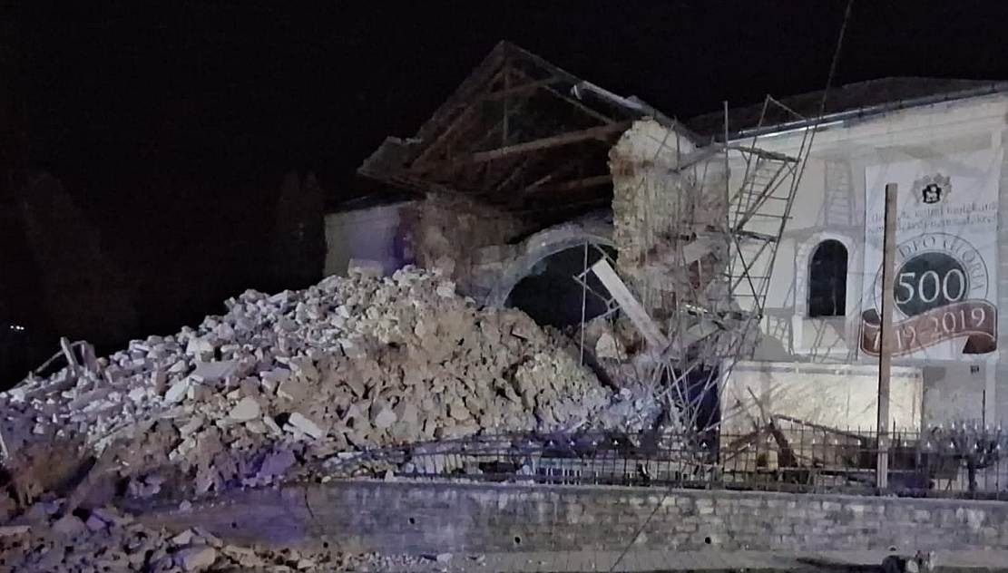 Tragedie evitată la Cehu Silvaniei, după ce turnul unei biserici vechi de cinci secole s-a prăbuşit. O polițistă a fost rănită