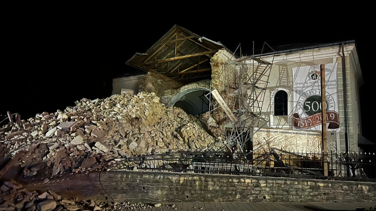 Turla unei biserici vechi de 500 de ani s-a prăbușit în Sălaj. O polițistă a fost rănită, iar circulația a fost blocată