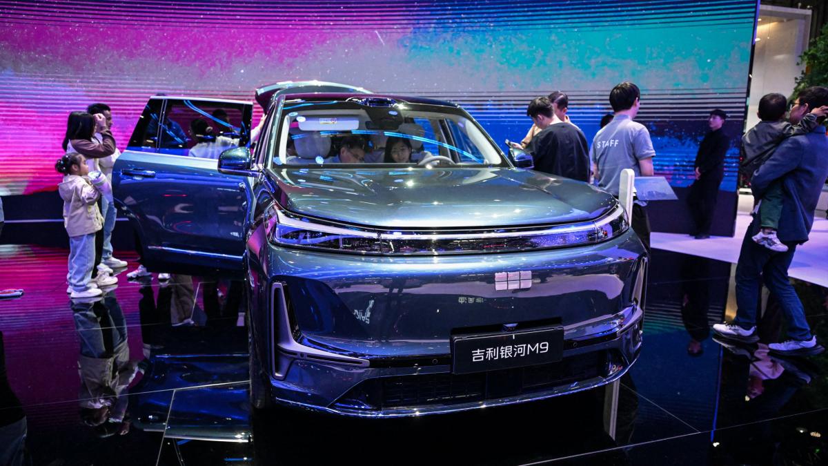 autoturism Geely la o expozitie auto
