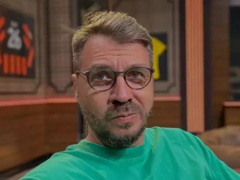 Costin Ștucan în studioul emisiunii „Fața la joc”, difuzată de PRO TV și VOYO