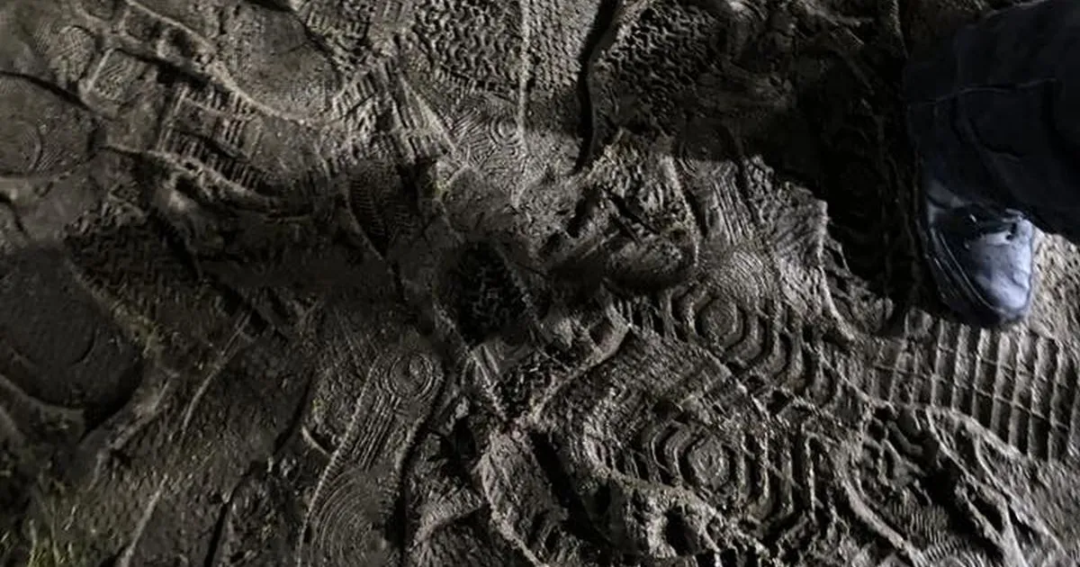 Probleme mari pe Arc! FOTO Dinamoviștii au intrat în stadion prin noroi și ripostează: „Mai bine interzicem orice galerie adversă”