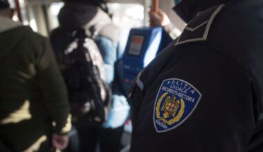 Un angajat al Politiei Locale participa la o actiune de verificare a biletelor de calatorie in mijloacele de transport in comun, organizata de Politita Locala, alaturi de controlorii STB, in sectorul 6 din Bucuresti, 19 ianuarie 2022