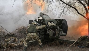 Un soldat rus trage cu un obuzier D-30 spre pozițiile ucrainene din sectorul Volchansk al frontului, noiembrie 2024