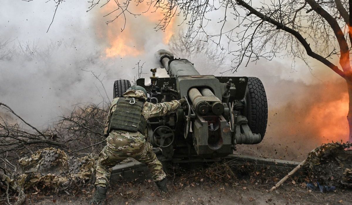 Un soldat rus trage cu un obuzier D-30 spre pozițiile ucrainene din sectorul Volchansk al frontului, noiembrie 2024