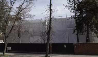 Vila care i-a fost destinată lui Klaus Iohannis din Primăverii acoperită cu o plasă ceea ce denotă lucrări de renovare.