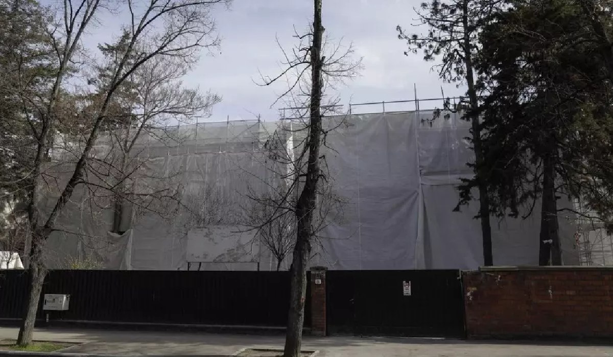 Vila care i-a fost destinată lui Klaus Iohannis din Primăverii acoperită cu o plasă ceea ce denotă lucrări de renovare.