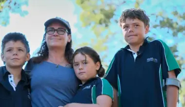 poza in care apar de la dreapta spre stânga: Austin Appelbee, alături de sora lui, Grace, mama lor, Joanne, şi fratele său, Beau.