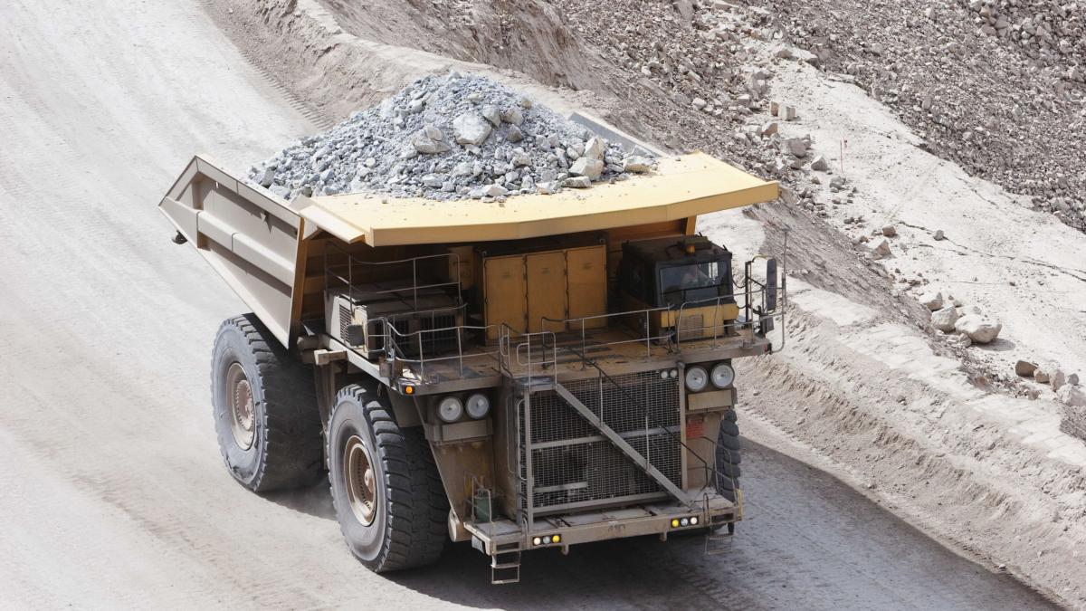camion greu surprins in timp ce transporta minereu dintr-o zona de exploatare
