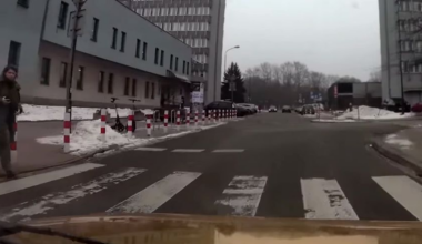 Ministrul Justiției, amendat de poliția rutieră, în Polonia. Era să lovească un pieton, în timpul unui interviu