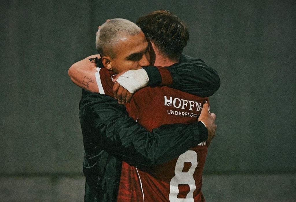 Fotbalistul de la Rapid a plâns după meci. Gestul minunat al suporterilor și al colegilor VIDEO