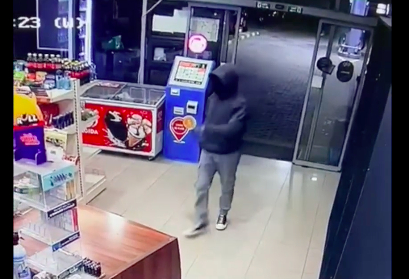 Jaf într-o benzinărie din România. Un bărbat cu cagulă a reușit să fugă cu banii