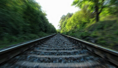 Doi kilometri de cale ferată din Gara Basarab se vând la fier vechi. Cine lucrează la această afacere și care este justificarea ei