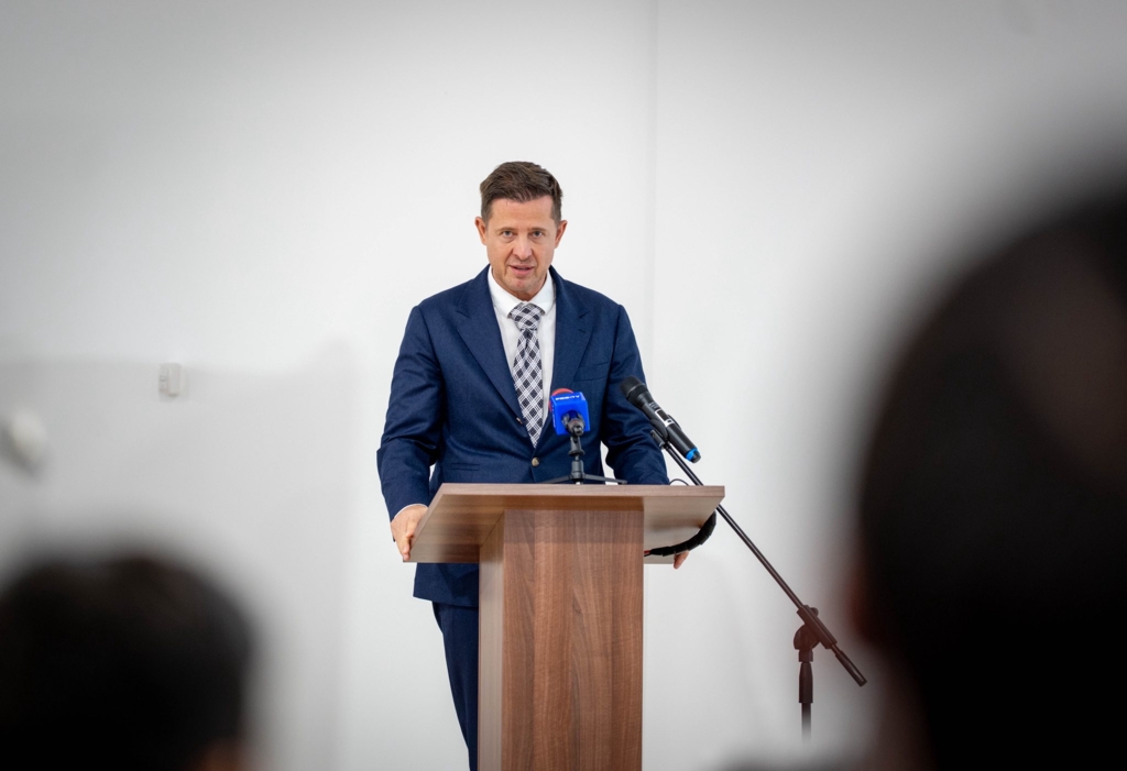 Oponentul lui Bolojan din PNL are un CV cu probleme. Apar studii postuniversitare, dar fără diplomă de licență. „Vremea activiștilor PCR nu e chiar apusă”