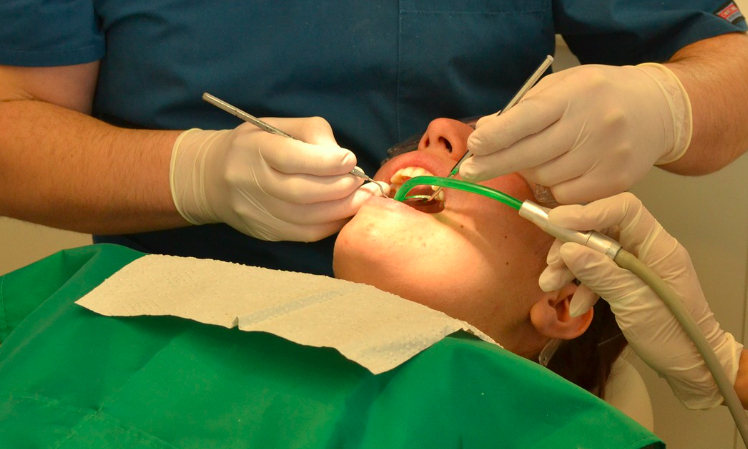 Doi stomatologi au fost condamnați la închisoare după ce i-au scos unei femei 11 dinți sănătoși. „Aveam un iubit și l-am părăsit pentru că mi-era rușine”