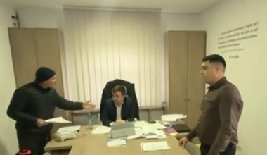 Oamenii au intrat peste primar.