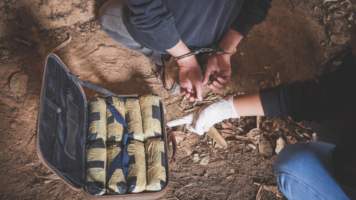 bărbat arestat și captură de droguri