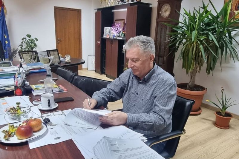 „Nu sunt Mama Omida, nici Dumnezeu, ca să rezolv”. Reacția primarului unde 50.000 de oameni nu au apă potabilă de trei luni