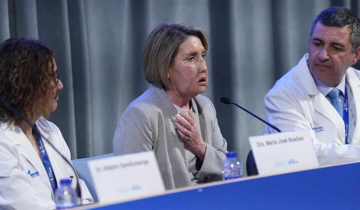 Prezentarea primului transplant facial din lume de la o femeie eutanasiată. Pacienta(în mjloc), alături de doi medici. Foto: Profimedia.