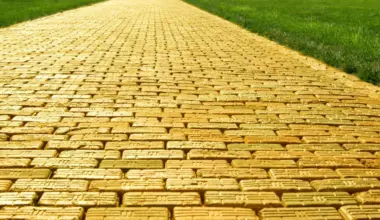 strada pavata cu aur