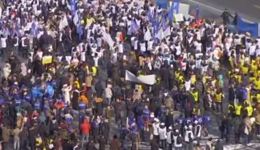 A început protestul profesorilor. Protestatar: Cred că tot la grevă generală se va ajunge. Am fost mințiți, nimeni nu mai are încredere