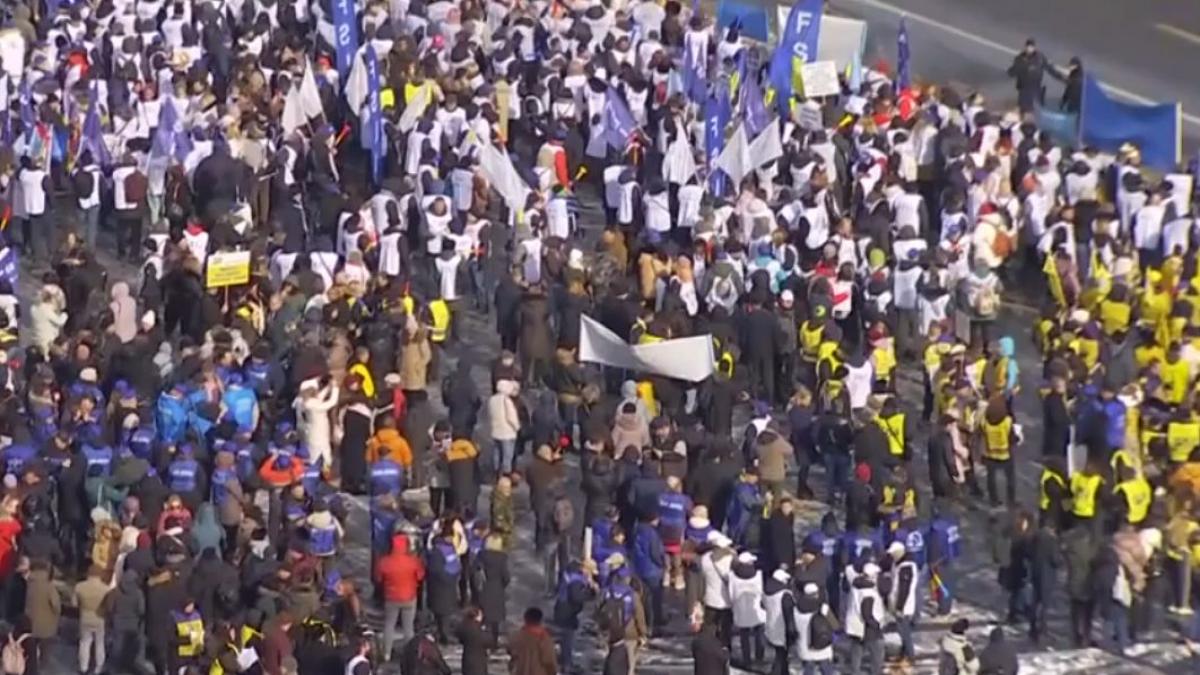A început protestul profesorilor. Protestatar: Cred că tot la grevă generală se va ajunge. Am fost mințiți, nimeni nu mai are încredere