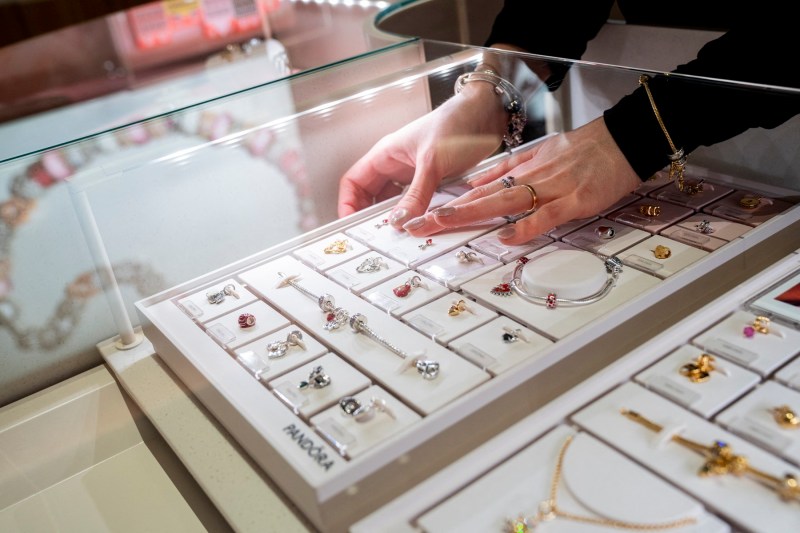 Unul dintre cei mai cunoscuți producători de bijuterii, cu numeroase magazine și în România, se distanțează de argint