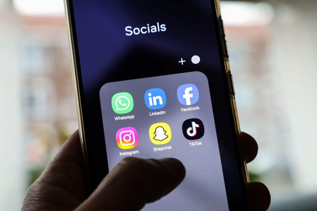 Aplicații ale rețelelor sociale pe telefonul mobil. Foto: Profimedia