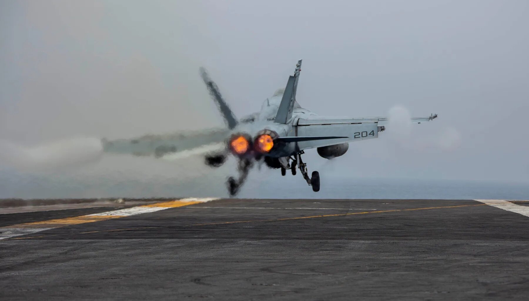 Portavionul USS Abraham Lincoln al armatei americane a doborât o dronă iraniană Shahed care se apropia „agresiv” / Incident separat, cu un petrolier hărțuit de IRGC