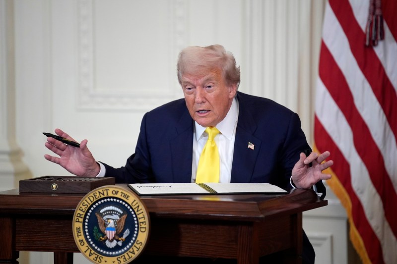 O glumă făcută pe scena premiilor Grammy l-a scos din sărite pe Donald Trump care a anunțat că îl va da în judecată pe autor: „Acest prezentator sărac, patetic, fără talent și drogat”