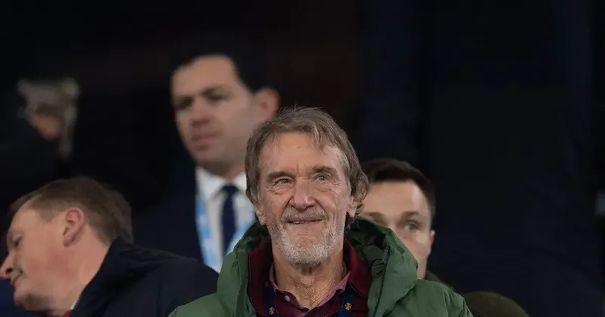 Scandal la Manchester United! Un coproprietar a fost nevoit să își ceară scuze după ce a afirmat că Marea Britanie ar fi „colonizată de imigranți”. Ce mesaj a apărut la stadion