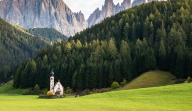 O mică biserică din Munții Dolomiți, protejată de UNESCO, a ajuns „invadată” de turiști. Accesul va fi restricționat