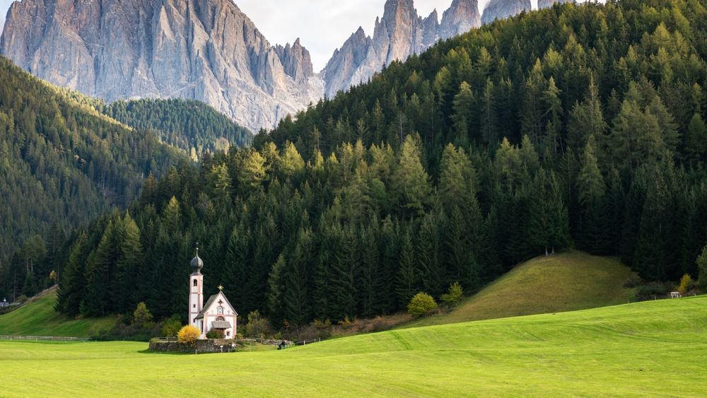 O mică biserică din Munții Dolomiți, protejată de UNESCO, a ajuns „invadată” de turiști. Accesul va fi restricționat